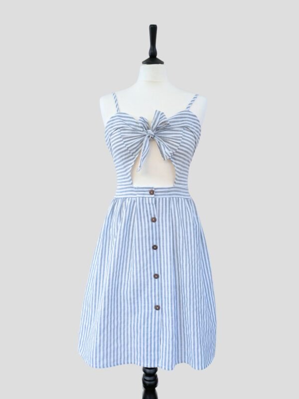 Robe d'été pour femme rayée bleue et blanche style marinière, taille XS, S à M, vue de face.