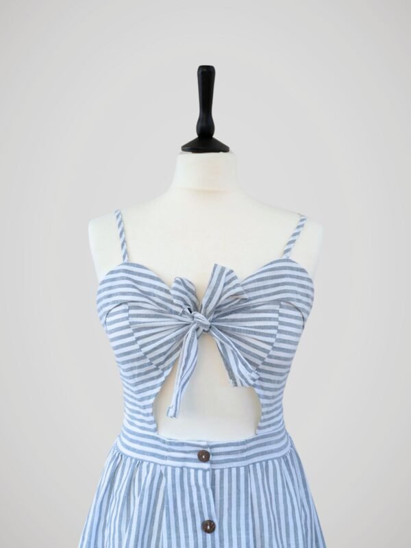 Zoom sur la robe d'été pour femme rayée bleue et blanche style marinière, taille XS, S à M.