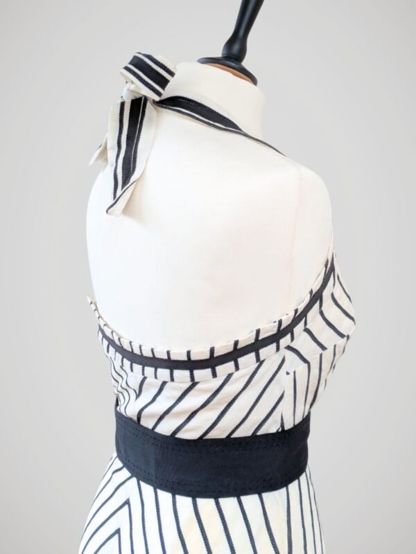 Robe d'été pour femme rayée noire et blanche style marinière, taille XS, à S, vue de dos.