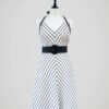 Robe d'été pour femme rayée noire et blanche style marinière, taille XS, à S, vue de face.