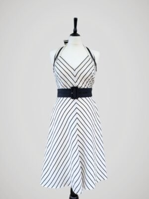 Robe d'été pour femme rayée noire et blanche style marinière, taille XS, à S, vue de face.