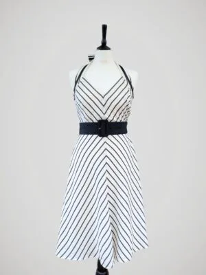 Robe d'été pour femme rayée noire et blanche style marinière, taille XS, à S, vue de face.