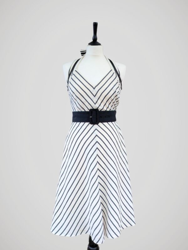Robe d'été pour femme rayée noire et blanche style marinière, taille XS, à S, vue de face.