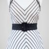 Zoom sur la robe d'été pour femme rayée noire et blanche style marinière, taille XS, à S.