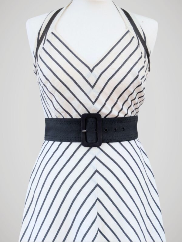 Zoom sur la robe d'été pour femme rayée noire et blanche style marinière, taille XS, à S.