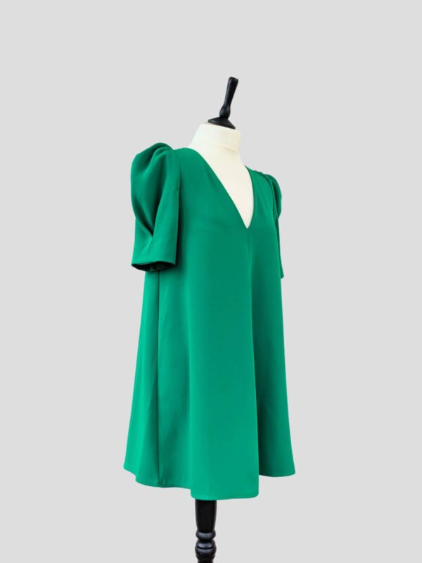 robe-trapeze-verte-femme-cote Robe trapèze verte pour femme, taille S à M, vue de côté.