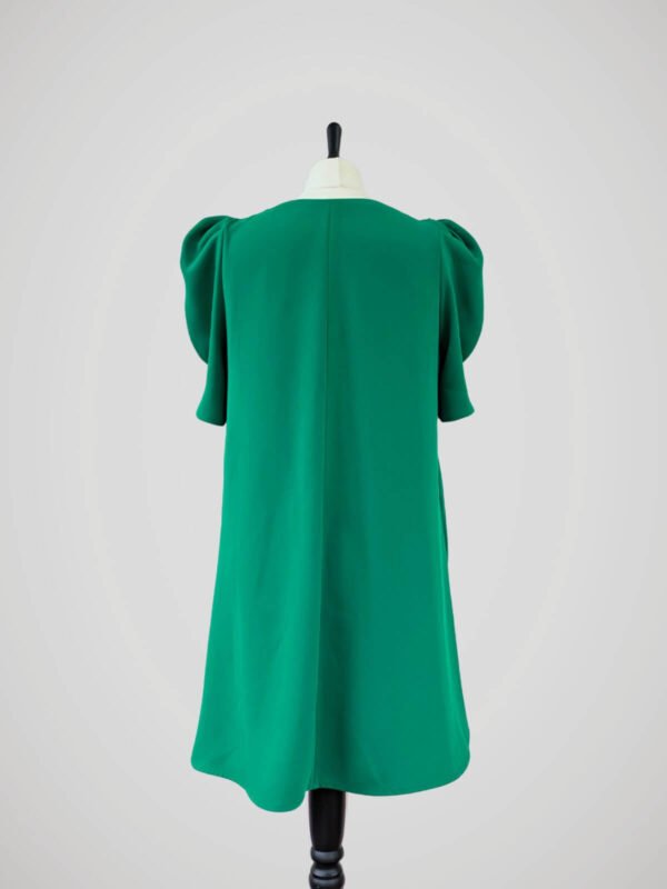 robe-trapeze-verte-femme-dos Robe trapèze verte pour femme, taille S à M, vue de dos.