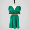 robe-trapeze-verte-femme-face-avec-ceinture Robe trapèze verte pour femme, taille S à M, vue de face avec une ceinture.