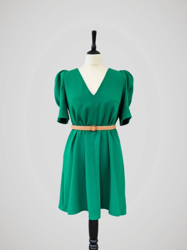 robe-trapeze-verte-femme-face-avec-ceinture Robe trapèze verte pour femme, taille S à M, vue de face avec une ceinture.